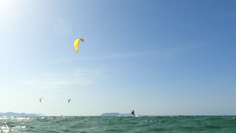 entrenamiento acrobático de kitesurf con kitesurf para concepto deportivo y estilo de vida saludable