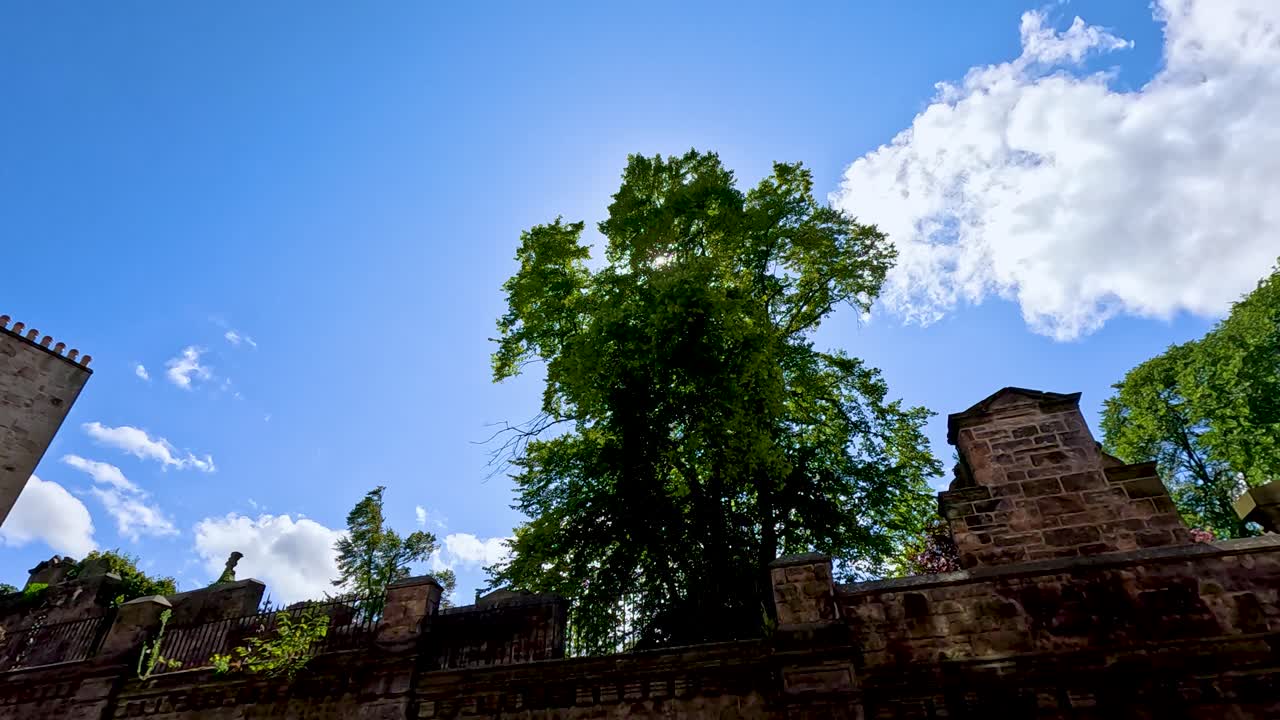 la luz del sol a través de los árboles en el histórico patio de edimburgo
