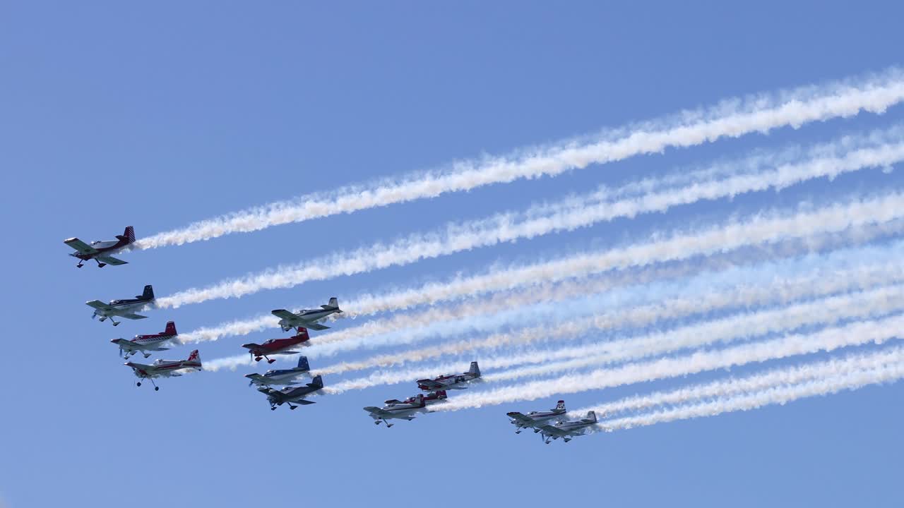 los aviones actúan con humo de colores en un cielo despejado