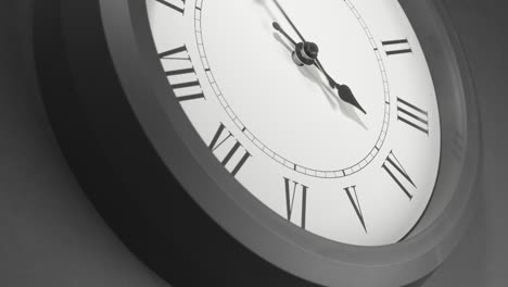 reloj latino en el lapso de tiempo en la pared gris oscuro