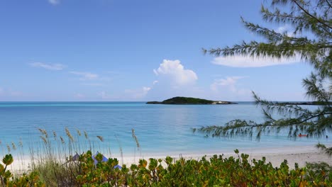 Video-Estático-De-Una-Pequeña-Isla-Frente-A-La-Costa-De-La-Playa-Del-Trópico-De-Cáncer-En-Exuma-En-Las-Bahamas.