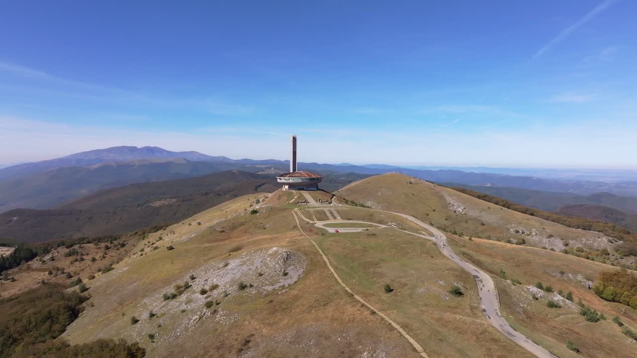 Veduta aerea di una struttura abbandonata simile a un UFO sopra verdi colline, Bulgaria