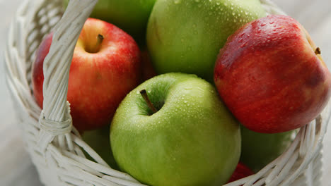 Manzanas-Rojas-Y-Verdes-En-La-Cesta