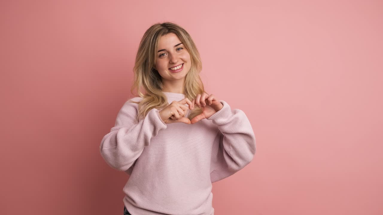 Mujer linda lanzando un beso y sonriendo