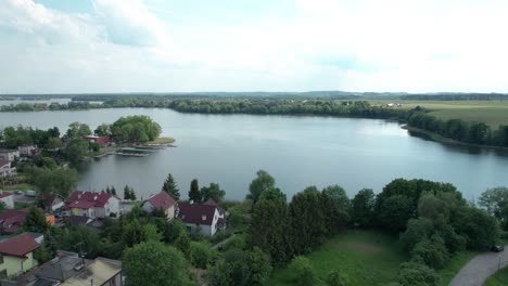 Hermoso-Lago-Europeo-En-La-Ciudad-Polaca-De-Alce-En-La-Orilla-De-Un-Pueblo