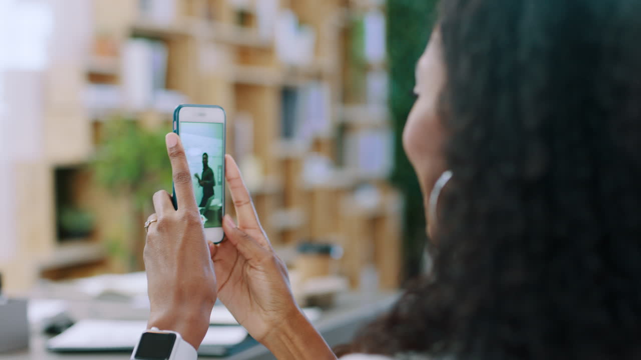 mujer negra, teléfono y entrenador de grabación de video