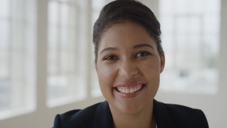 Primer-Plano-Retrato-De-Una-Joven-Mujer-De-Raza-Mixta-Sonriendo-Feliz-Mirando-La-Cámara-Disfrutando-De-Un-Estilo-De-Vida-Exitoso-Mujer-Independiente-Positiva