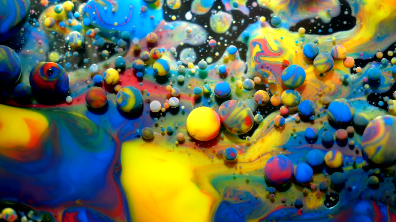 느린 움직임 밝은 색상 거품 오일 아름다운 페인트 우주 색상 움직이는 다채로운 클로즈업 아크릴 페인트 환상적인 표면 추상적인 다채로운 페인트 변형 구조 다채로운 거품