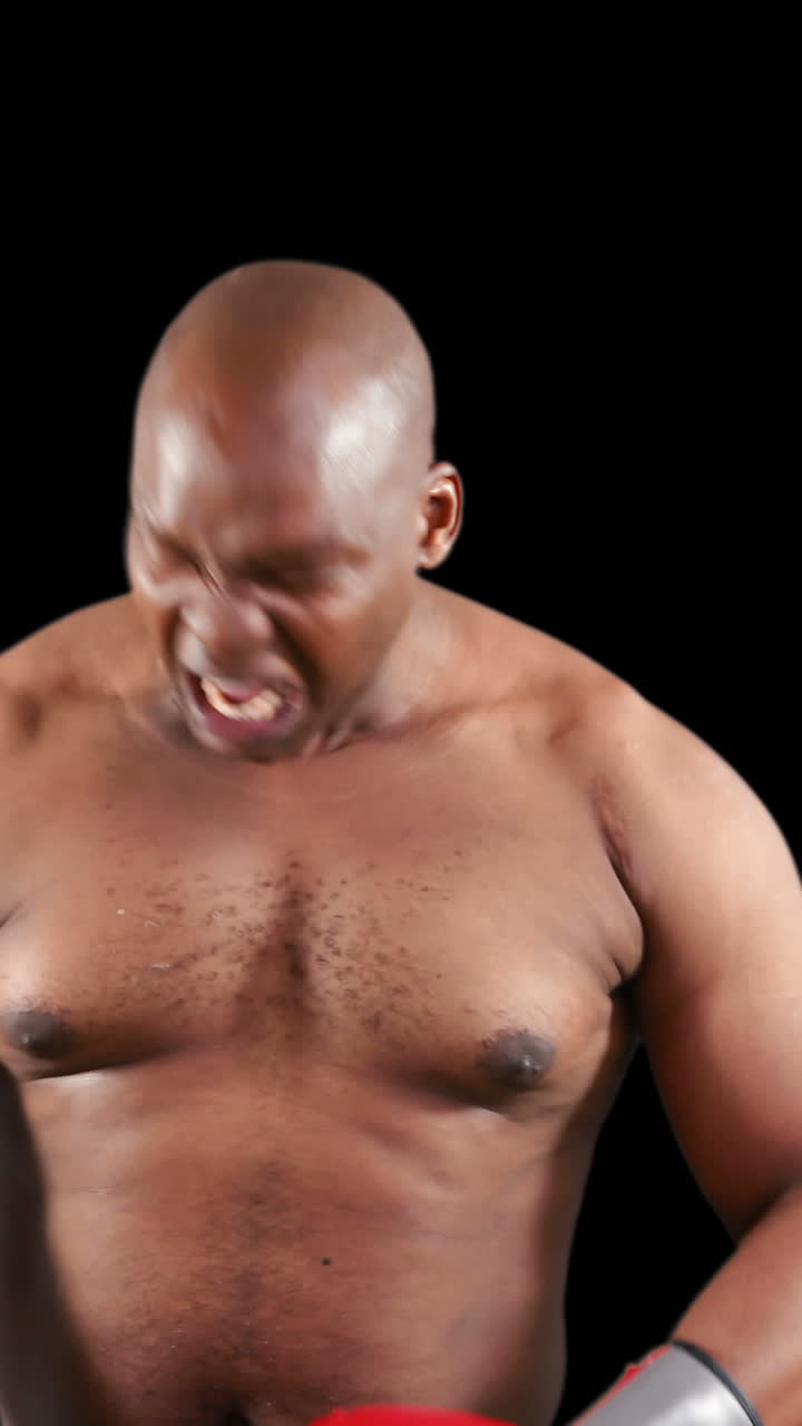 boxeador agresivo posando para la cámara