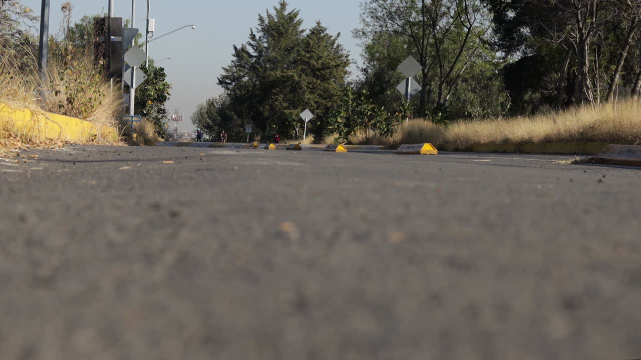 사람이 초점 밖으로 달리고 있습니다.