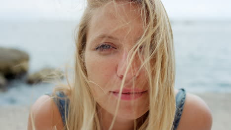 gesicht, porträt und frau auf dem strand im urlaub