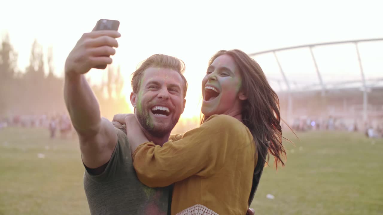 Casal tirando uma selfie em um festival de verão