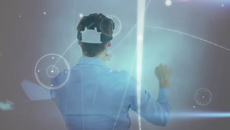 animación de la red de conexiones sobre el hombre de negocios que usa auriculares vr