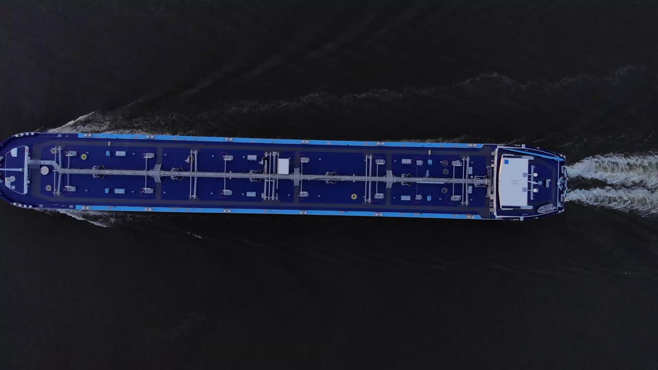 barcaza de carga líquida dejando retrolavado en el agua