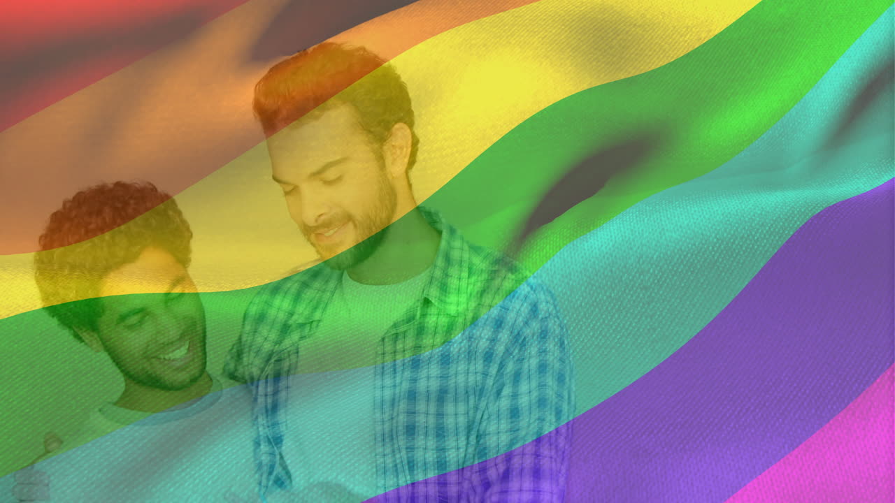 счастливая гомосексуальная пара празднует вместе