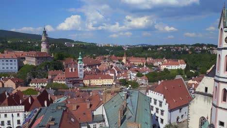 Kirchturmspitze-Fabelhafte-Luftaufnahme-Von-Oben-Flug-Tschechische-Republik-Historischer-Fluss-Cesky-Krumlov-Moldau-Im-Sommer-2023,-Weltkulturerbe-In-Böhmen