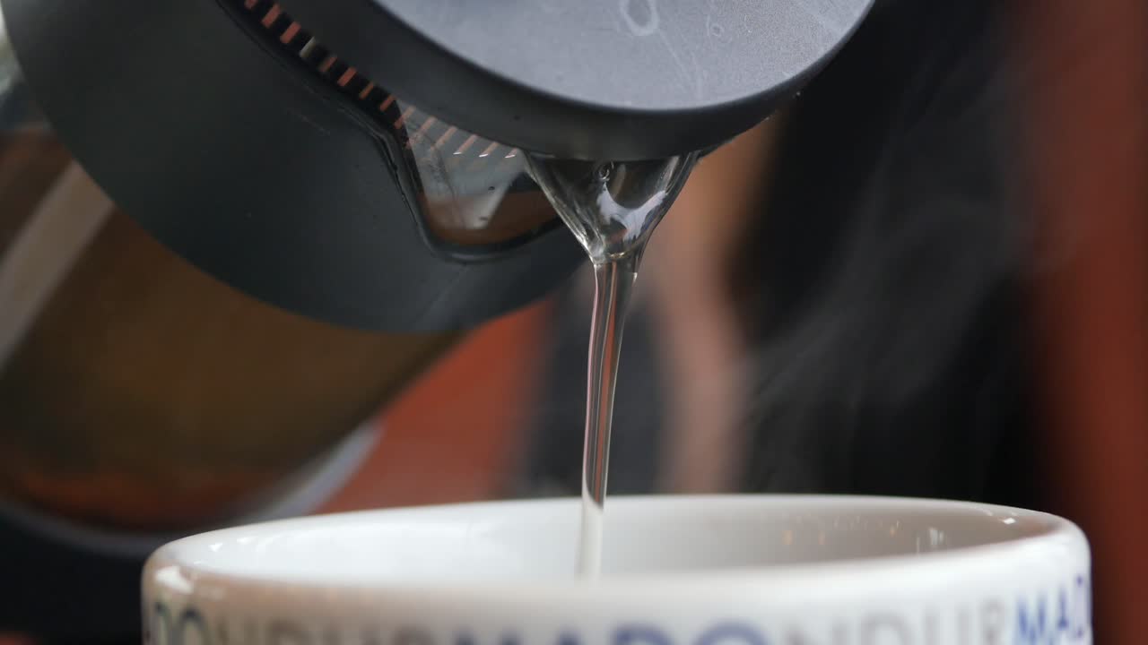 뜨거운 차를 부어