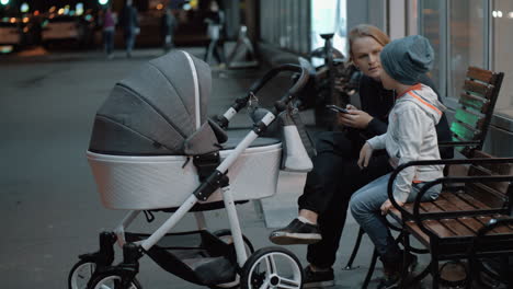 Frau-Mit-Baby-Und-älterem-Sohn-Verbringt-Den-Abend-Draußen