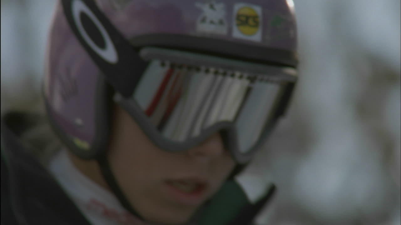 un joven esquiador gira y comienza a esquiar