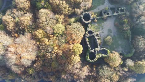 réplica del castillo de liverpool ruinas en otoño rivington bosque naturaleza punto de referencia vista aérea de arriba hacia abajo girar a la izquierda