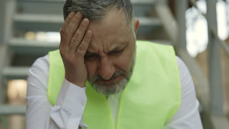 trabajador de la construcción estresado