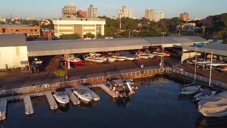 Luftdrohnenansicht-Von-Yachten-Auf-Einem-Hafen-In-Posadas,-Argentinien