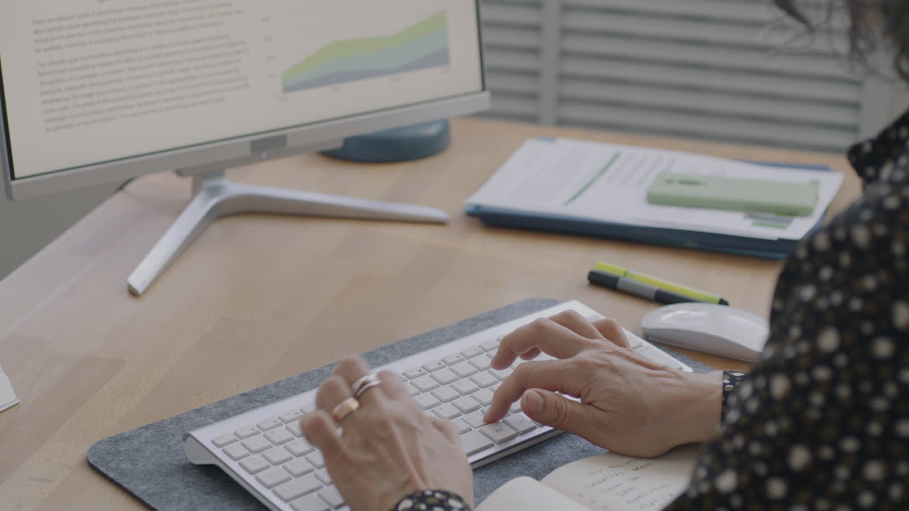 mujer trabajando en la computadora en la oficina
