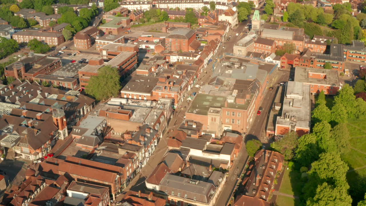 tiro aéreo en círculo sobre la torre del reloj de guildhall ciudad de winchester