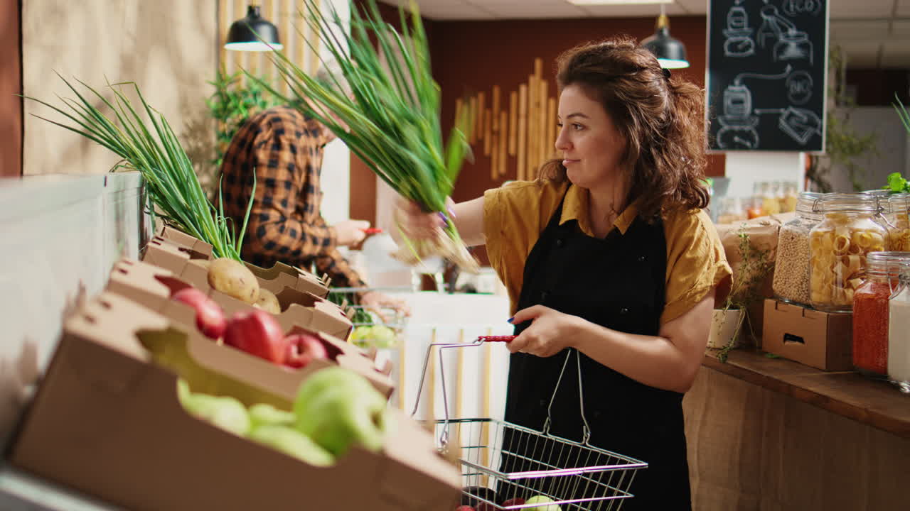 mujer reabastece la tienda de comestibles con verduras