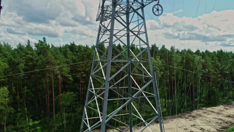 disparo de drones en aumento de los trabajadores de la línea eléctrica que inspeccionan la torre de la línea eléctrica en busca de daños