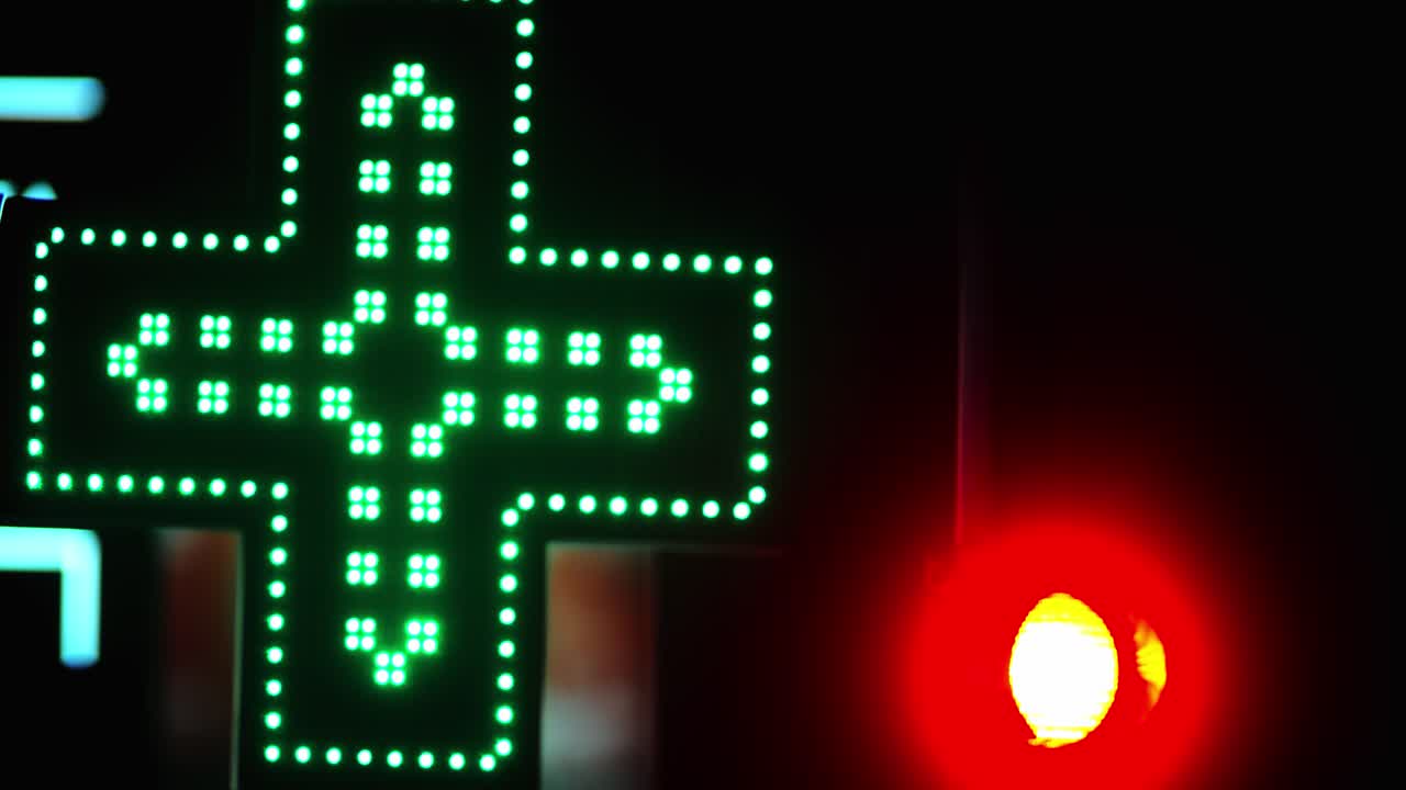 Animiertes grünes LED-Apothekenkreuz bei Nacht