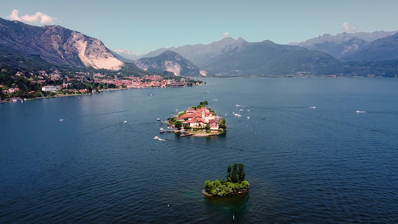 toma aérea en lago maggiore en italia con montañas en la espalda