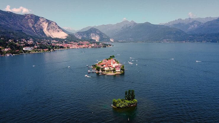 Ripresa aerea sul Lago Maggiore in Italia con montagne sullo sfondo.