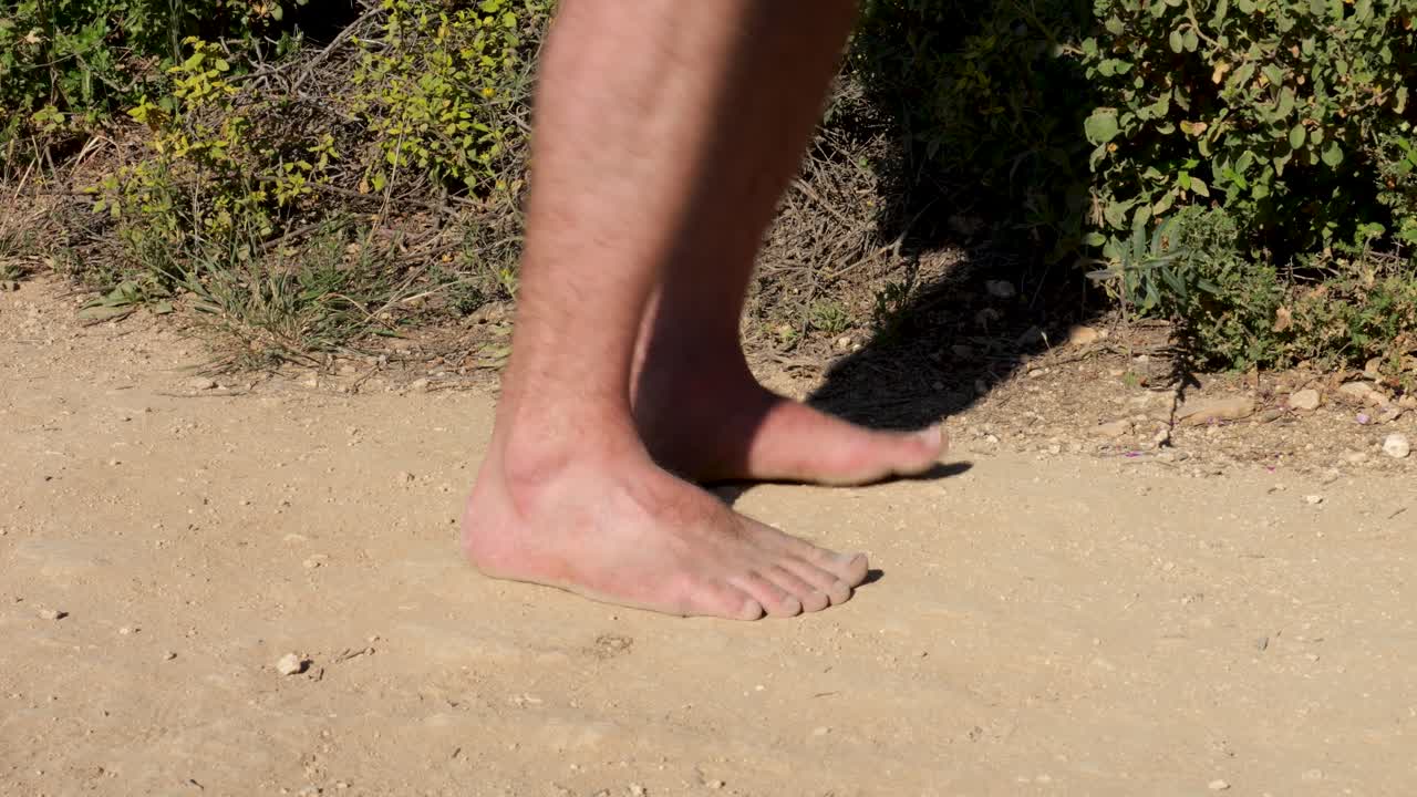 모래에 발을 펴고