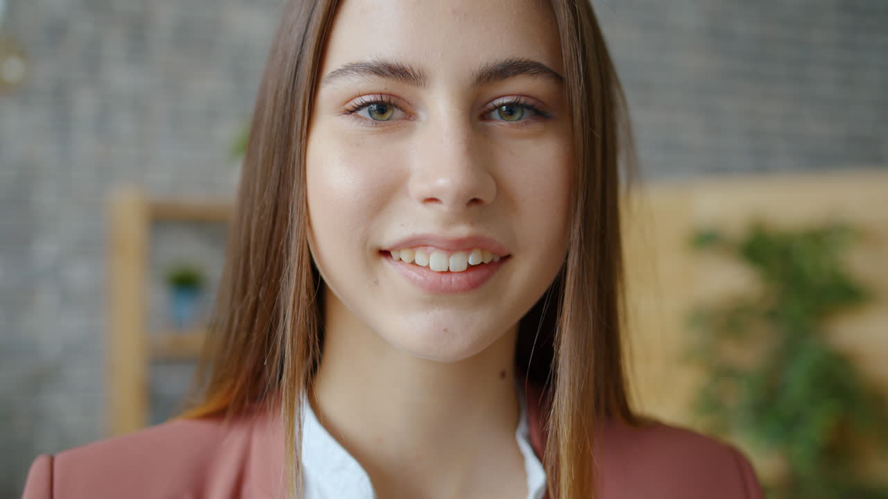 retrato de una mujer joven sonriente
