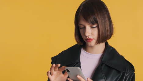 mujer con chaqueta negra usando el teléfono