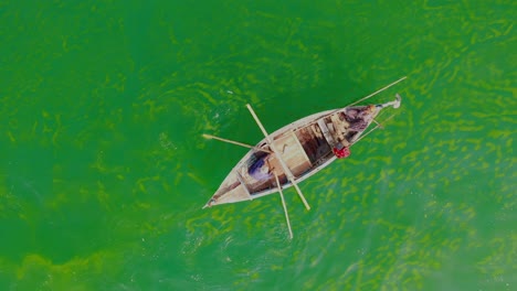 Aerial-View-Of-Fisherman-In-Traditional-Wooden-Row-Boat-In-Arabian-Sea