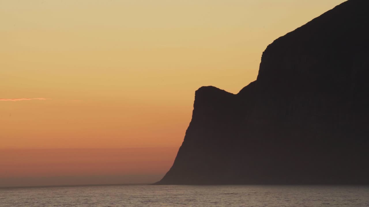 una vista tranquila del sol de medianoche, puesta de sol, noruega - lapso de tiempo