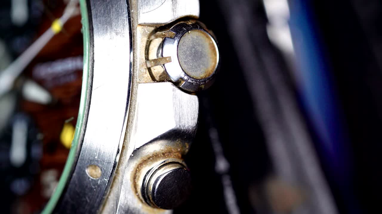 боковая сторона наручных часов на макро снимке