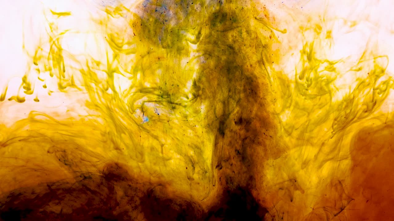 humo etéreo de otro planeta como marte. chispas naranjas. humo y fuego. verter tinta en el agua. mezcla de pintura submarina. remolinos lentos de tinte psicodélico, explosión de humo de colores.