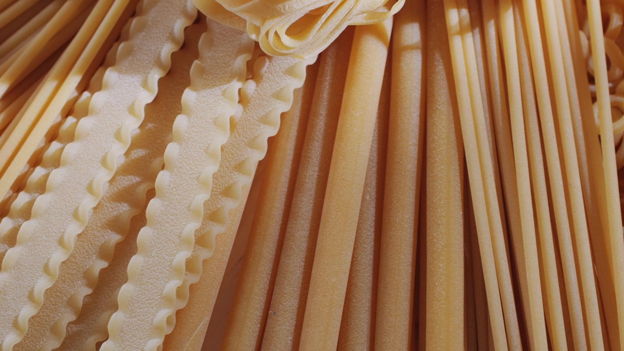 Primo piano dall'alto di varie forme di pasta cruda