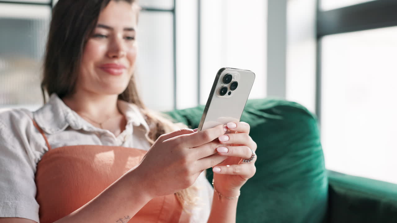 mujer usando su teléfono inteligente