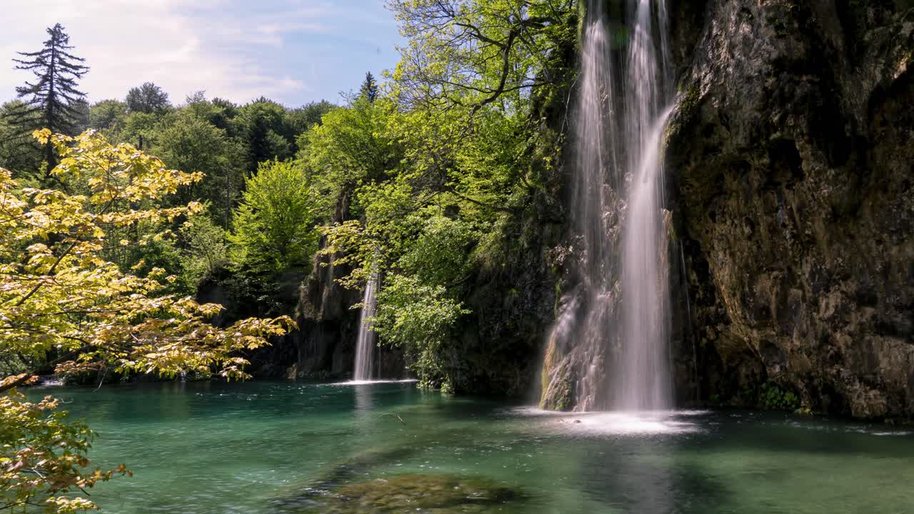 vista de lapso de tiempo de cascadas en los lagos de plitvice