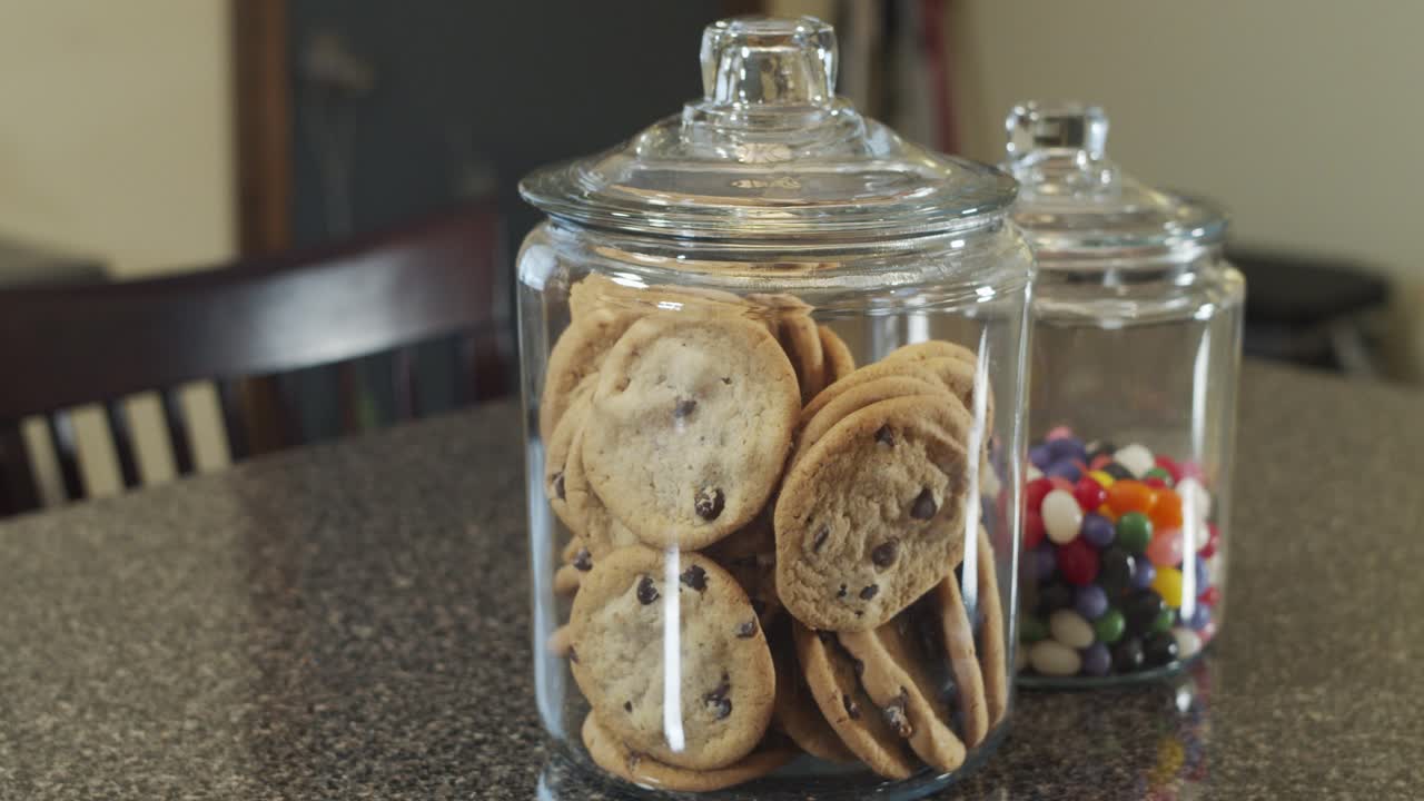 frascos de galletas y dulces en el mostrador de la cocina en una casa recientemente remodelada