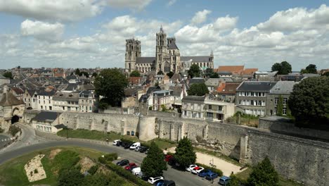 catedral de notre-dame laon francia vista aérea de la muralla histórica de la ciudad medieval