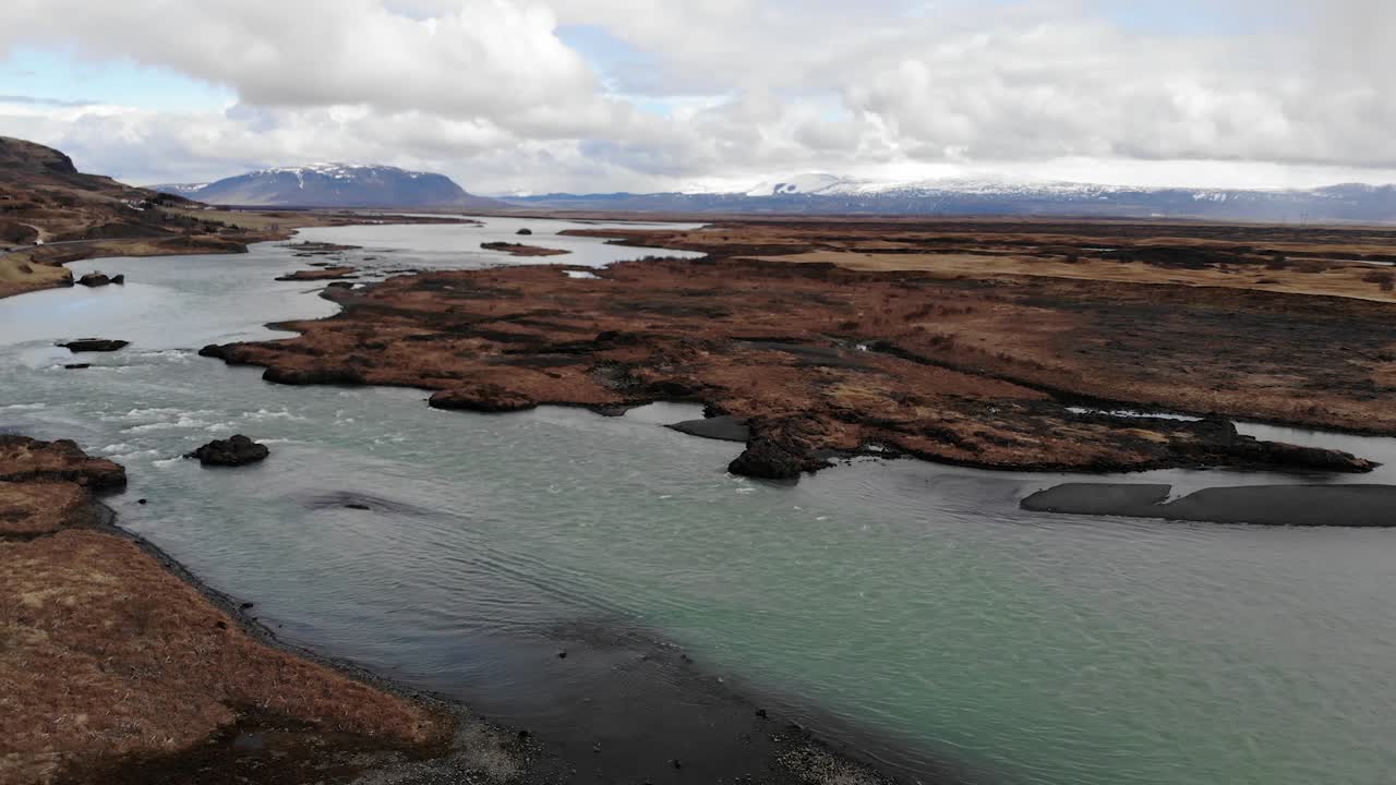 река в сельской местности исландии