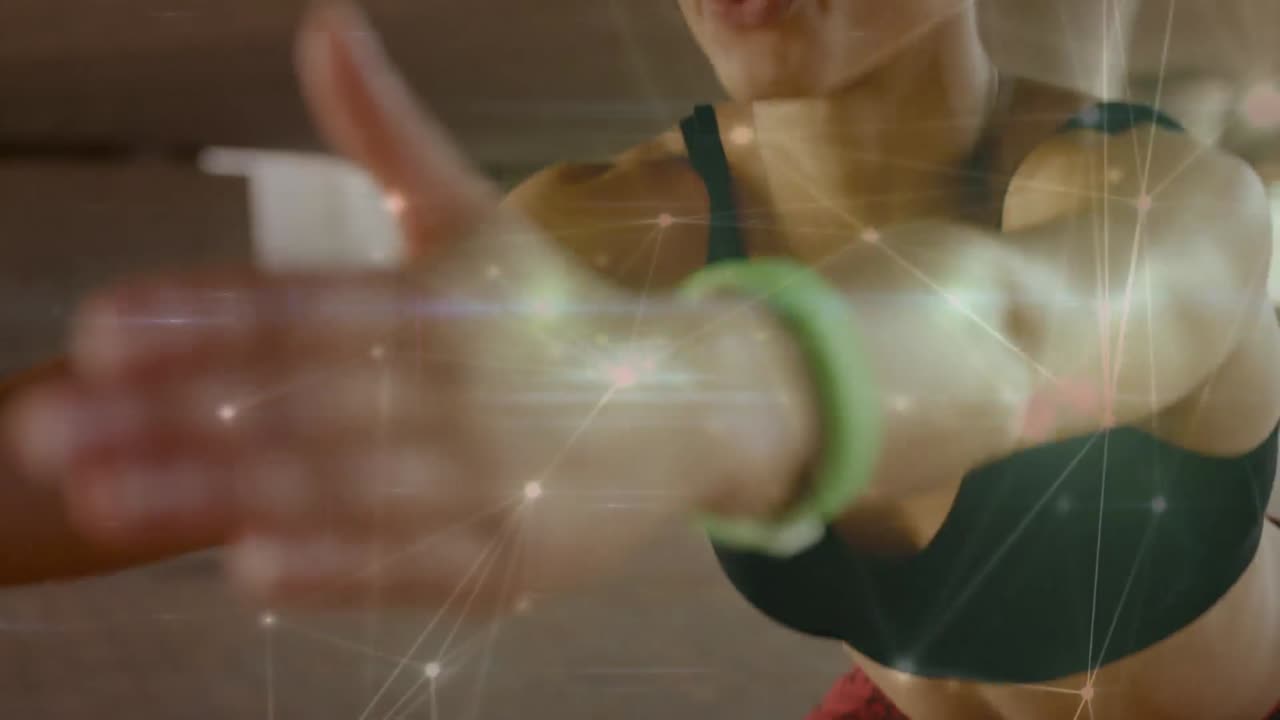 animación de conexiones sobre la mujer biracial en forma estirándose