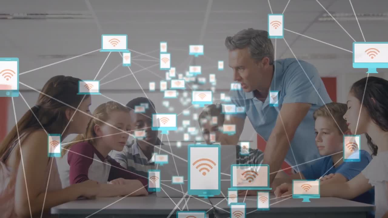 animación de una red de iconos digitales sobre un maestro y estudiantes caucásicos que usan computadora