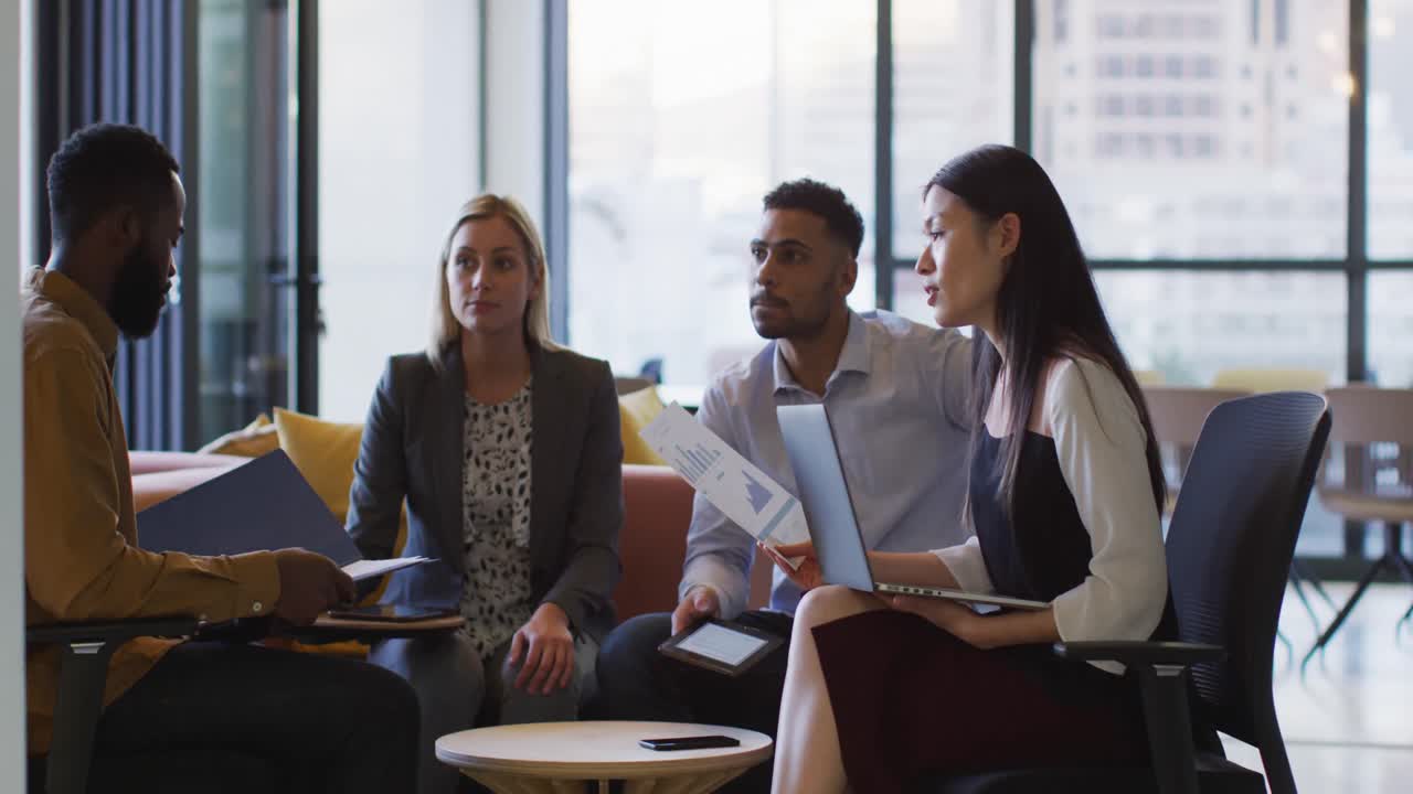 vídeo de varios colegas discutiendo en una reunión oficiosa de la oficina al atardecer