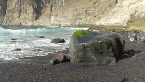 Riesiger-Felsen-An-Der-Küste-Von-Playa-De-Los-Guios-In-Los-Gigantes,-Teneriffa,-Kanarische-Inseln,-Spanien